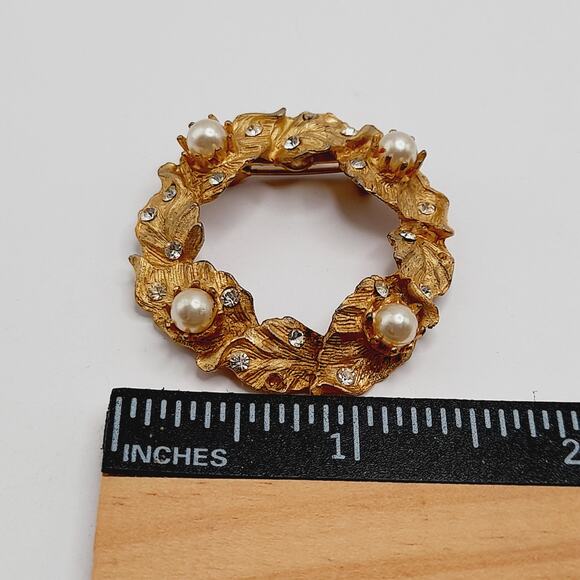 Vintage Gold Wreath Brooch w/ Rhinestones & Faux Pearls, 1.5", Missing 2 Stones - Picture 4 of 7